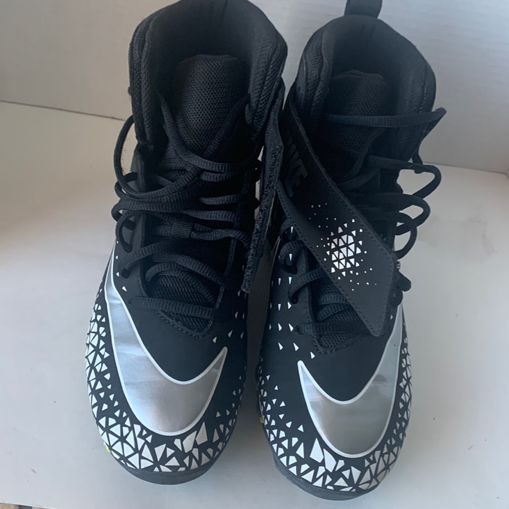 Black and White Nike’s Cliques